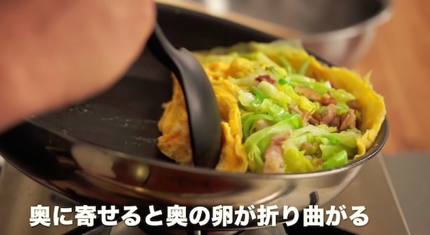 卵を奥に寄せる