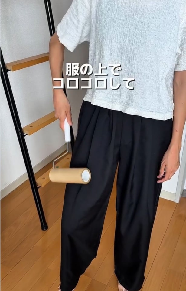 洋服の上で粘着クリーナーを何度か転がす▶粘着力を弱めたところで…（⇒次へ）