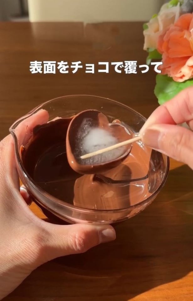 ハート型の氷を溶かしたチョコで覆う▶30秒後に…（⇒次へ）
