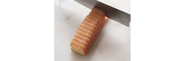 生地を約8mm幅に切り分け、天板に生地を並べる