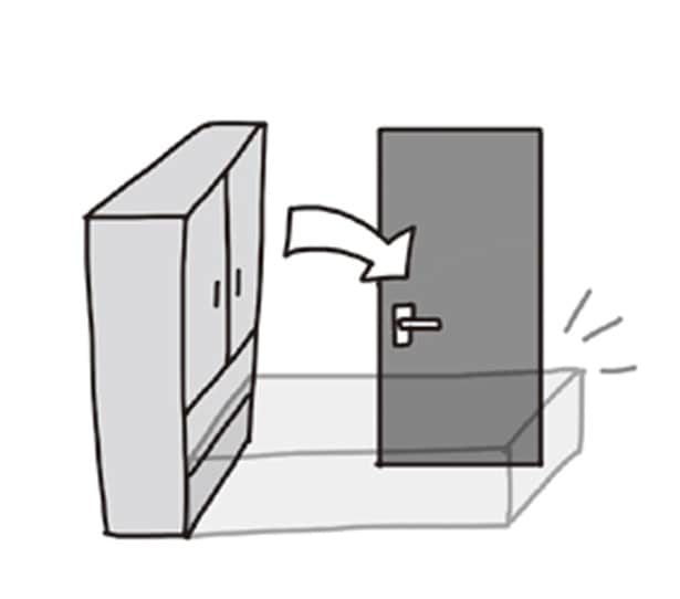 家具が倒れた時に部屋の扉をふさぐ位置にある