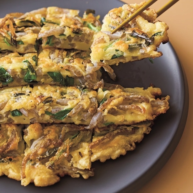 ボリューム満点ながら罪悪感ゼロのうれしい一皿「こんにゃくとにらのチヂミ」