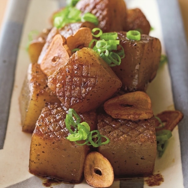こうばしいにんにくチップが味と食感のアクセントに「こんにゃくのさいころステーキ風」