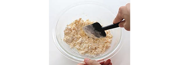 ヘラでさっくり切るように混ぜる