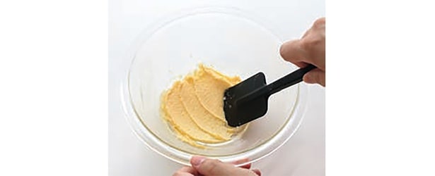 全卵、アーモンドパウダーを入れて混ぜる