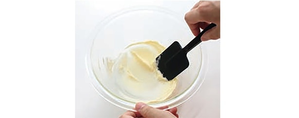 食塩不使用バター、粉糖、塩を入れて練り混ぜる
