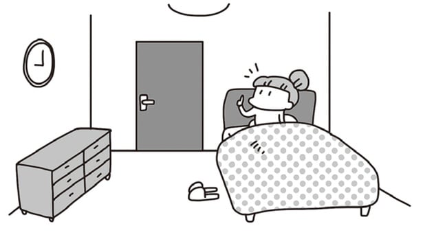 背が低い家具しかない、寝室のベッドの上