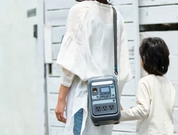 両手を使わずに持ち運べるポータブル電源