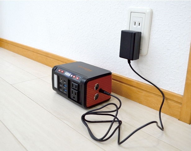 ふだんはAC アダプターで緊急時はソーラーパネルで充電