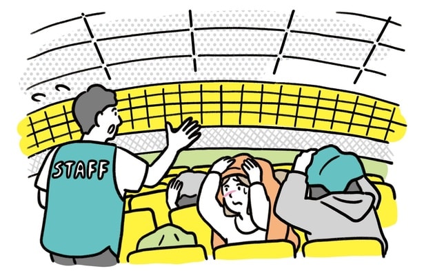 慌てて出口に行かず係員の指示に従って待つ