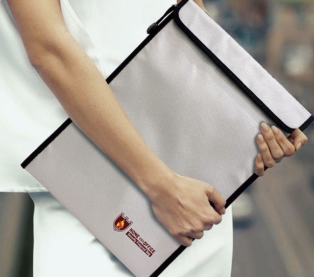 緊急時に持ち出しやすい！ 新タイプの耐火金庫