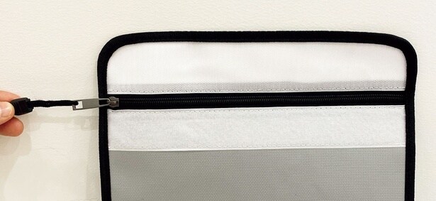 ファスナー＋面ファスナーでしっかり収納