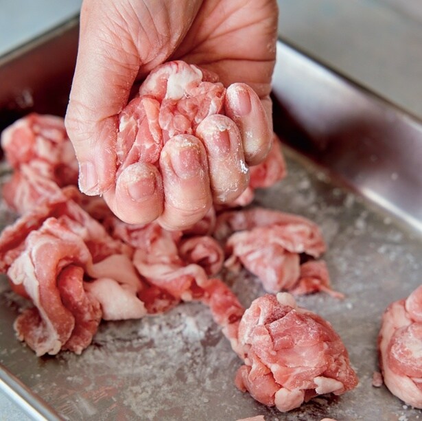 豚肉はぎゅっと握ってから丸めるだけで、食べごたえのある肉だんごになる。