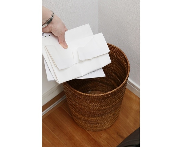 玄関～リビングの入り口の間に、ゴミ箱＋ハサミのセットを置いて、書類はその場で開封。いらない封筒などはゴミ箱に