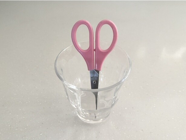 ハサミの刃が浸かる高さのコップにハサミを入れます（▶次へ）