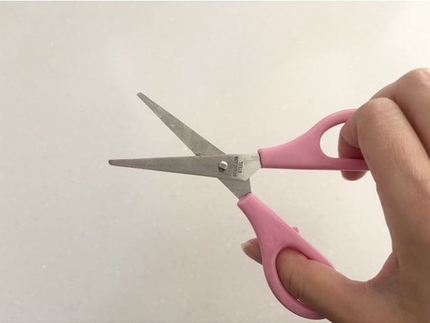 汚れて切れ味が悪いハサミを復活させる方法（▶次へ）