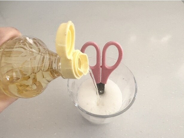 ハサミの刃が隠れる程度の泡が立つよう、お酢を適量注ぎます（▶次へ）