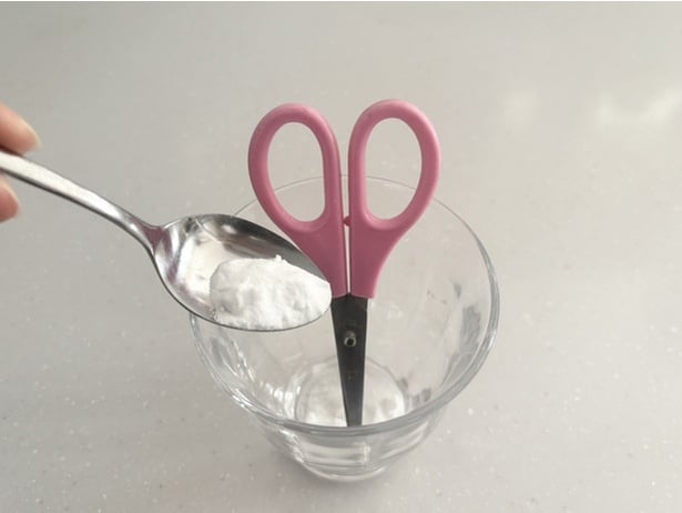 大さじ1杯分の重曹を投入（▶次へ）