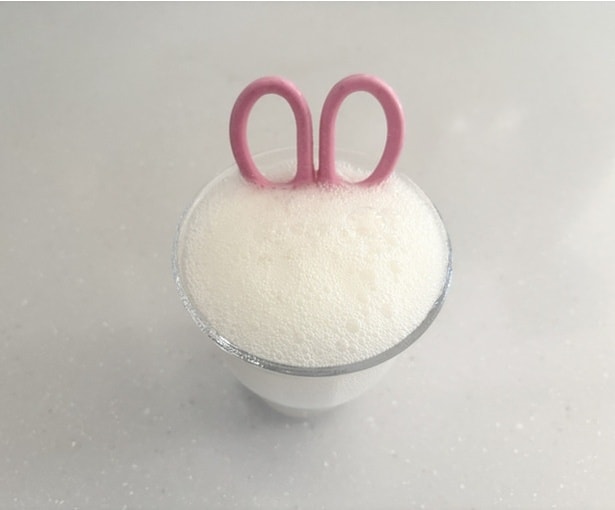 お酢を並々注ぎ、泡立ったら1分浸け置きします(▶次へ)