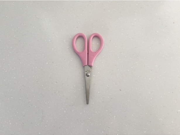 ハサミを水で洗い流し、キッチンペーパーで水分を拭き取ったら完了(▶︎結果は…)