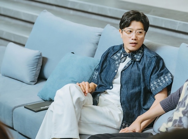 すねるグホをフォローするジェームス