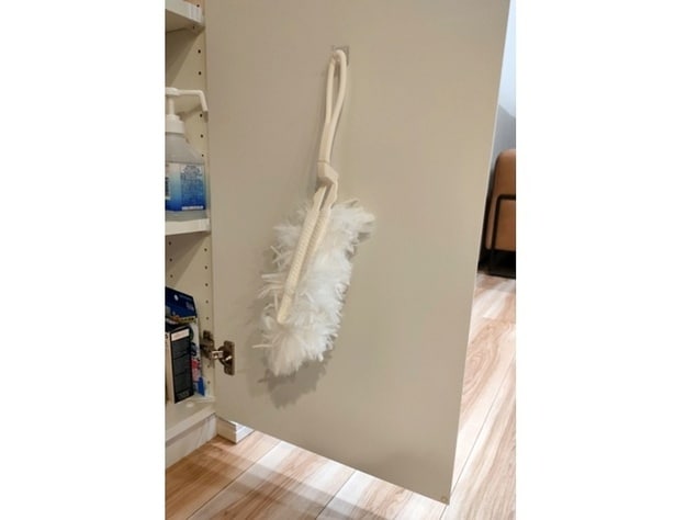 よく使うハンディワイパーは各部屋の収納扉裏などに吊しておくのがおすすめ