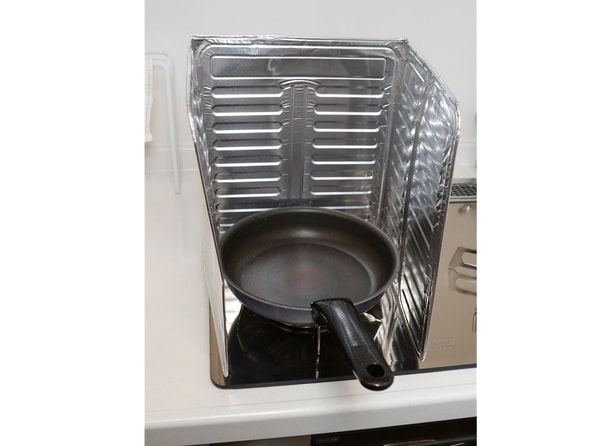 油がはねる料理をするときは、一口タイプのアルミガードでフライパンを囲む