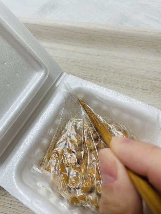 箸でフィルムごとパックをグサり（▶次へ）