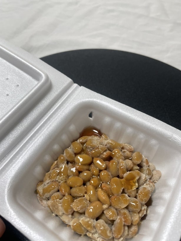 タレがこぼれないように要注意！穴は上に開けよう（▶次へ）