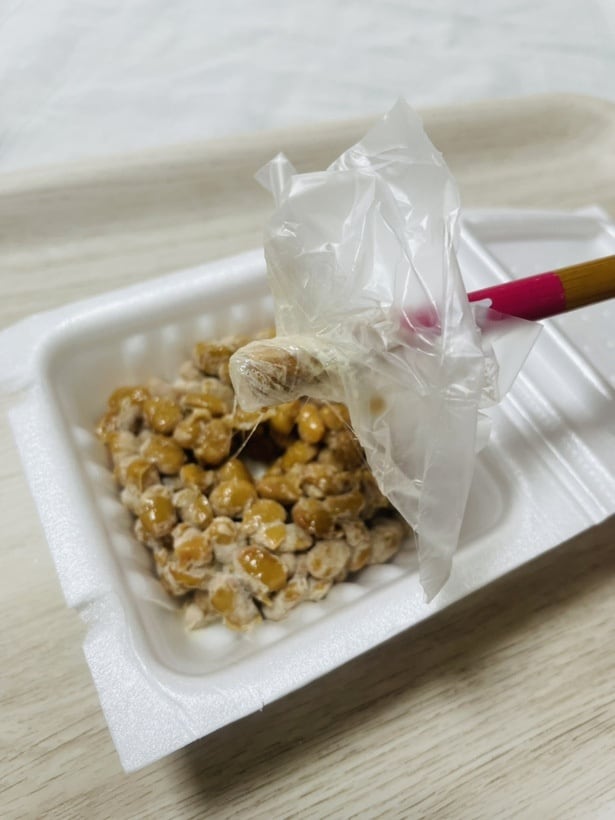 箸に巻き付けたフィルムごと持ち上げると…手が汚れない!(▶次へ)