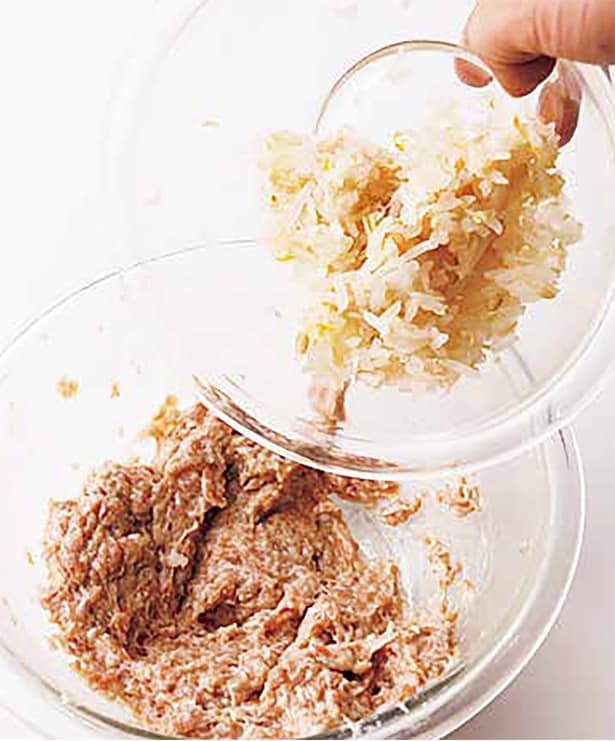 みじん切りのもやしは水けをよく絞って加える