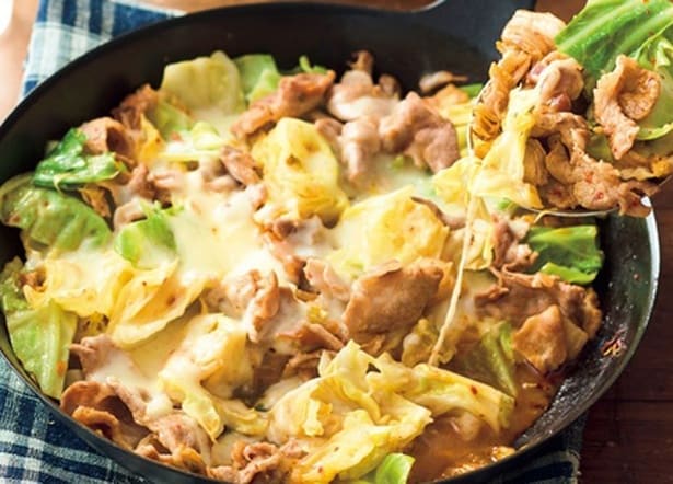 キャベツをまとめて切って一気に下ごしらえ!「キャベツの豚キムチーズ炒め」