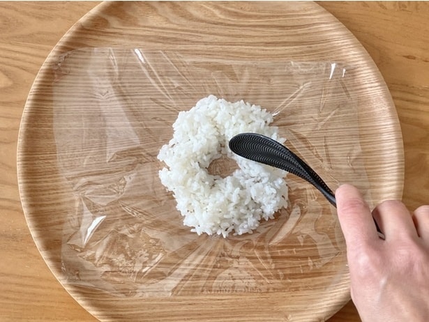 ごはんの真ん中に穴を開ける！（▶次へ）