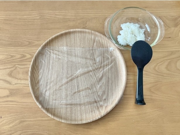 準備するのはアツアツごはんとしゃもじ、ラップだけ（▶やり方をチェック）