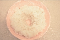 真ん中に穴を開けるだけ！冷凍ごはんの「解凍ムラ」をなくしてふっくら仕上げる裏ワザ