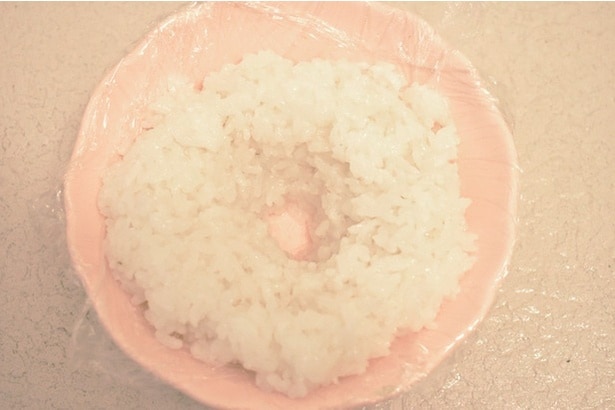 真ん中に穴を開けるだけ！冷凍ごはんの「解凍ムラ」をなくしてふっくら仕上げる裏ワザ