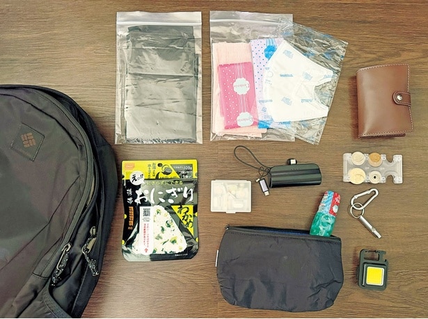 荷物が重くなり過ぎないように、最低限のものをあちこちに分散させています