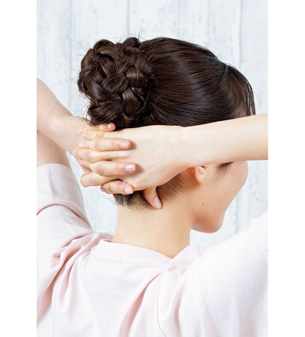 1．手を組み首のつけ根に親指を当てる