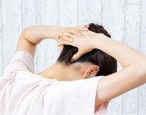 新生活のための調べものでスマホを見すぎ…。「うなじほぐし」でどんより重い目がスッキリ！