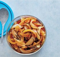 超便利な作り置き「玉ねぎの塩昆布漬け」＆アレンジレシピ2選【コスパ食材フル活用レシピ】