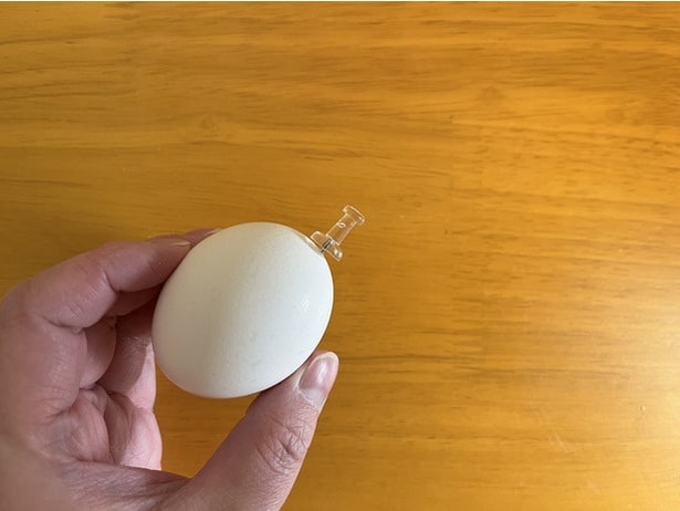 使うものは画鋲のみ！卵のおしりに刺して…（▶次へ）