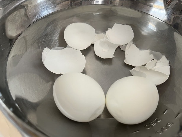 つるんと美しいゆで卵のできあがり！（▶フォークを使うと…）