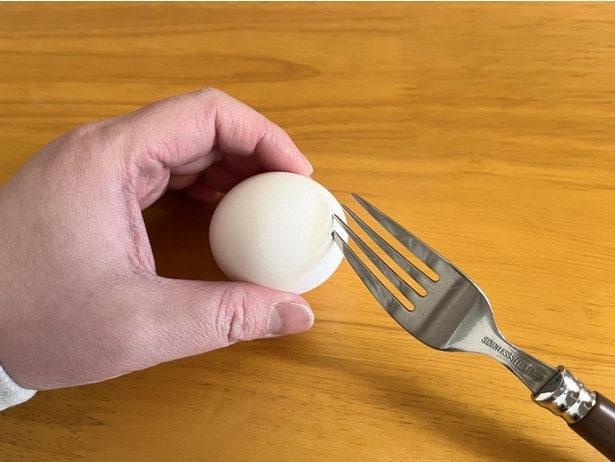 フォークで穴をあけてみる（▶次へ）