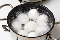 殻がつるんとむける！ゆで卵の殻がうまくむけない問題をサクッと解決