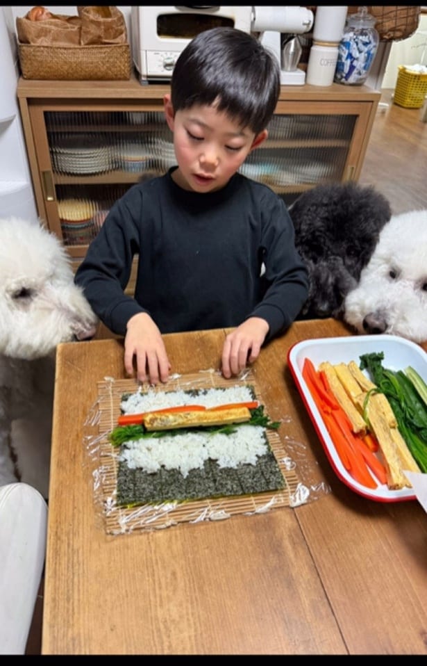 具材を並べるのをジッと見ている3匹▶出来上がりは…!?(⇒次へ)