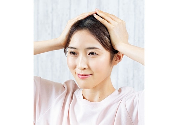 1．両手で頭を挟んでスタート