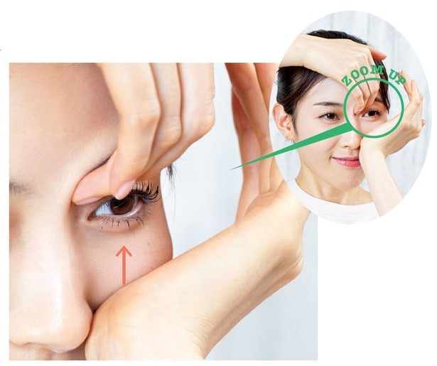 2．反対の手で鼻寄りのほお骨を下からタップ