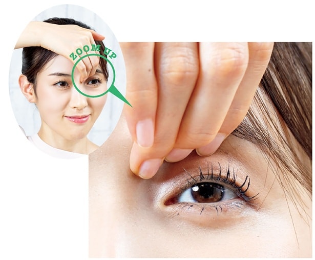 1．目の上のくぼみに指を置く