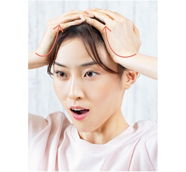 2．口は「あ」の形に！　両手で頭を引き上げる