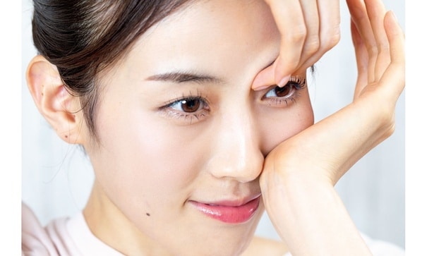 年度末の忙しさや疲れで「目が小さくなった？」と感じたら。10秒で視界が開く目元リフト